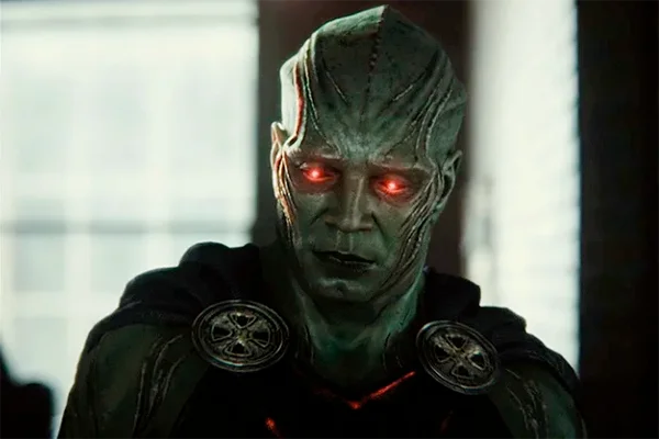 Caçador de Marte em cena de Liga da Justiça de Zack Snyder (2021) com olhos vermelhos brilhando