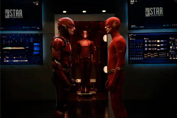 Encontro entre o Flash de Ezra Miller e o Flash de Grant Gustin no crossover Crise nas Infinitas Terras