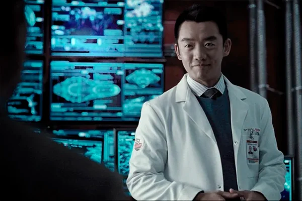 Ryan Choi em laboratório na Liga da Justiça de Zack Snyder (2021)